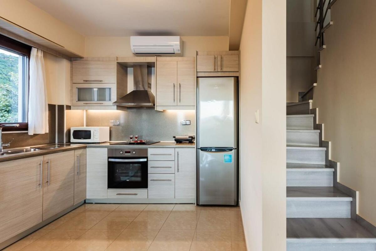 Villa Armonia - Beachfront Majestic Retreat Petalídhion المظهر الخارجي الصورة